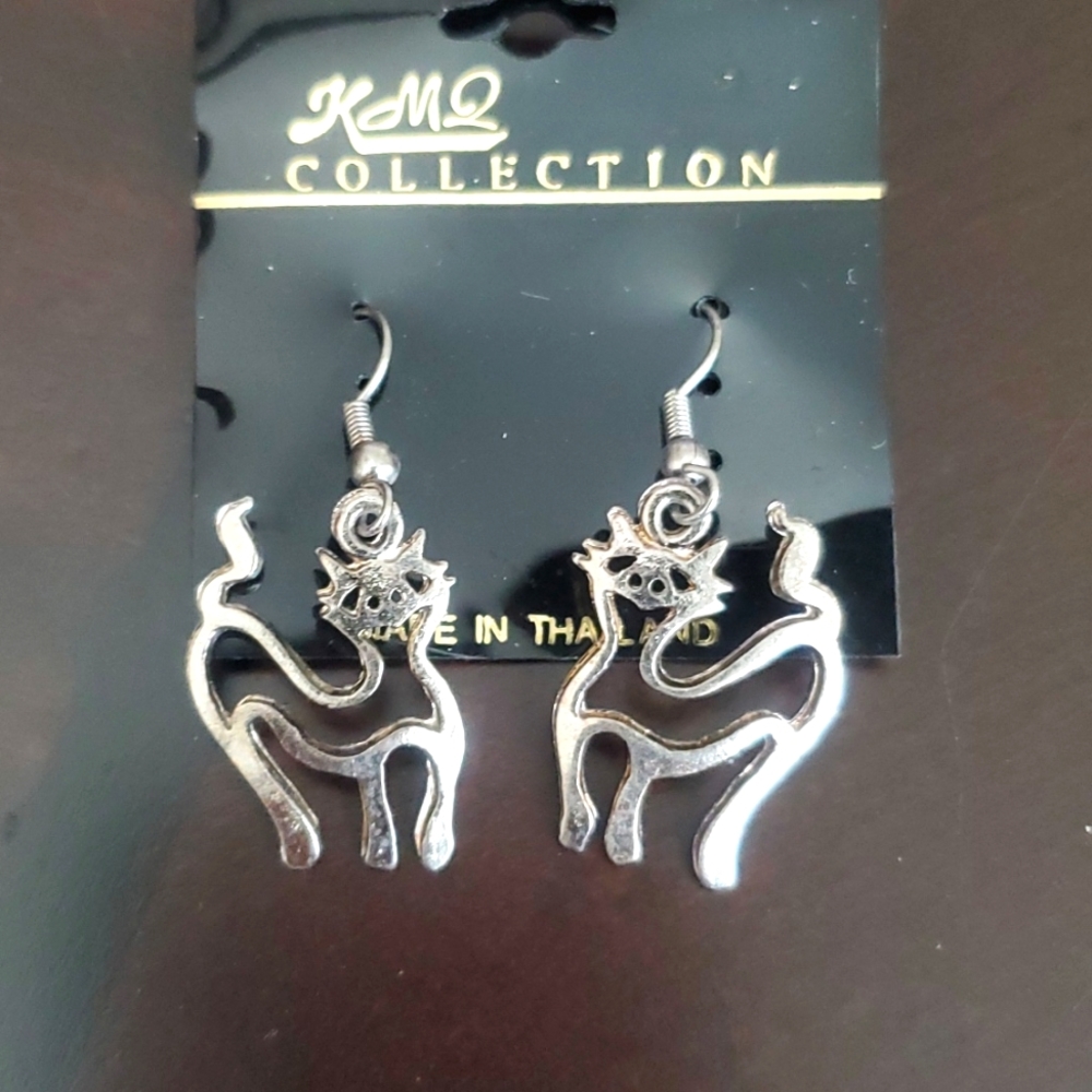 Cat dangling earring